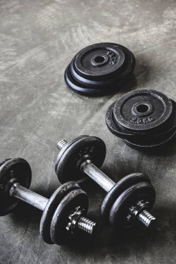 dumbell ağırlık plakalı beton yüzeyi, yakın çekim vurdu