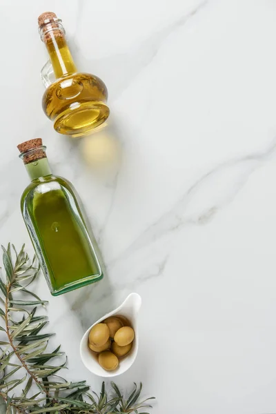 Top View Olive Oil Glass Bottles Olives Marble Tabletop — Free Stock Photo