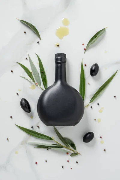 Blick Auf Schwarze Flasche Olivenöl Und Oliven Auf Marmortisch — Stockfoto