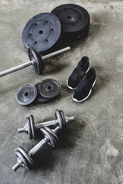 Dambıl Ağırlık Plakaları Grungy Gri Kattaki Spor Ayakkabıları Ile Halter — Ücretsiz Stok Fotoğraf