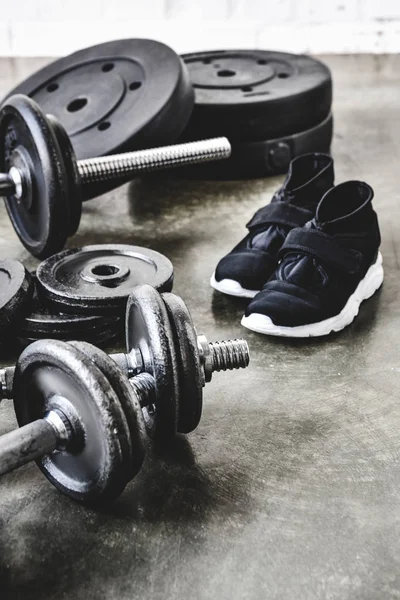 Close Shot Dumbbells Barbell Weight Plates Sneakers Concrete Floor — Stock Photo, Image