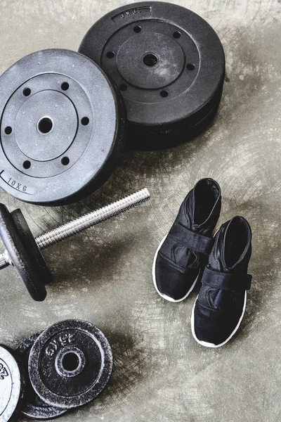 Vista Dall Alto Del Bilanciere Con Dischi Scarpe Ginnastica Pavimento — Foto stock gratuita