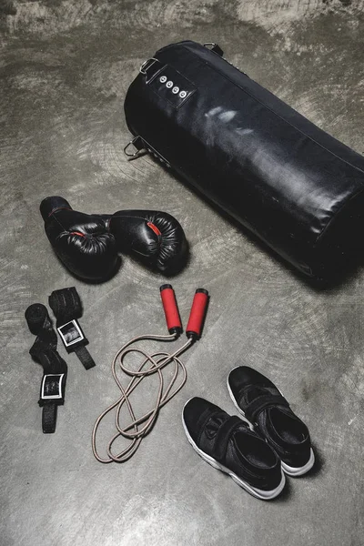 Vue Grand Angle Divers Équipements Boxe Couchés Sur Une Surface — Photo