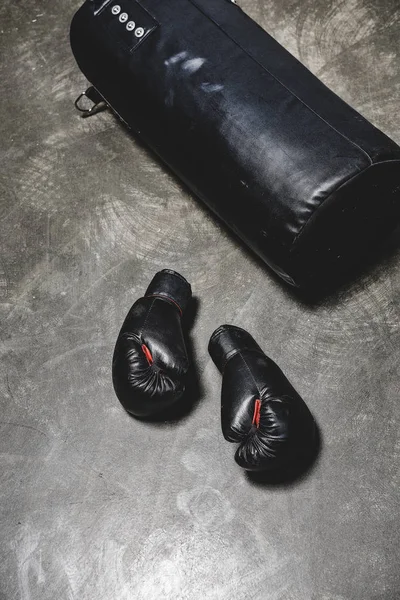 Ударний Мішок Боксерські Рукавички Бетонній Поверхні — стокове фото