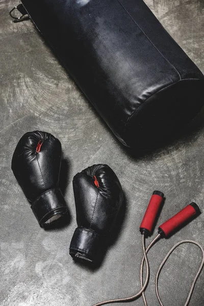 Saco Perfuração Com Corda Salto Luvas Boxe Superfície Concreto — Fotografia de Stock