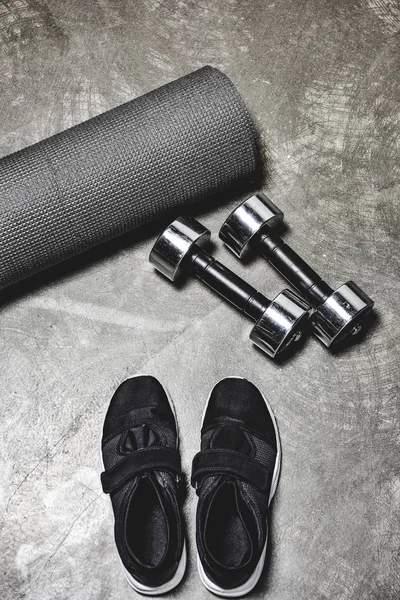 High Angle View View Sporting Shoes Yoga Mat Dumbbells Lying — Stock Photo, Image