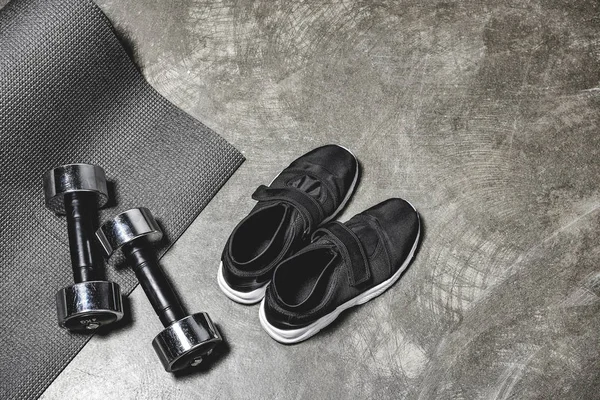 Top View Sporting Shoes Yoga Mat Dumbbells Lying Concrete Surface — Stock Photo, Image