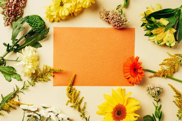 Plano Con Varias Flores Silvestres Alrededor Tarjeta Naranja Blanco Sobre — Foto de Stock