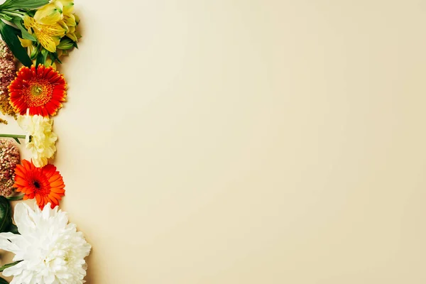 ベージュ色の背景に美しいフラワーアレンジメントでフラット レイアウト — ストック写真
