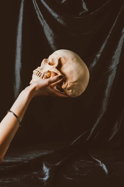 Vedere Decupată Femeii Care Deține Craniul Halloween Pânză Neagră — Fotografie de stoc gratuită