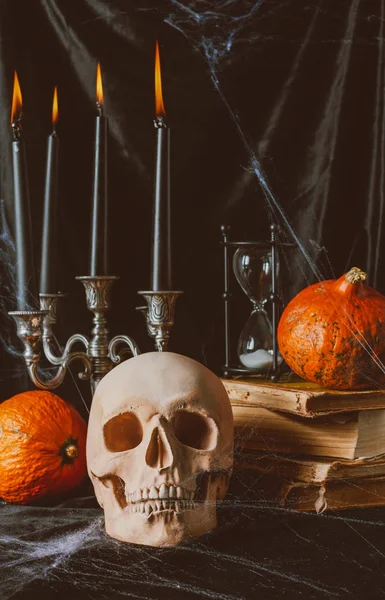 Kafatası Kum Saati Pumpkins Eski Kitaplar Siyah Kumaş Üzerine Mumlar — Stok fotoğraf
