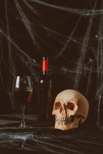 Gruseliger Totenkopf Und Rotwein Auf Schwarzem Tuch Mit Spinnennetz — Stockfoto