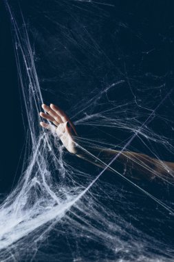 Karanlığın içinde örümcek ağı elinde kadınla kısmi görünümünü Halloween