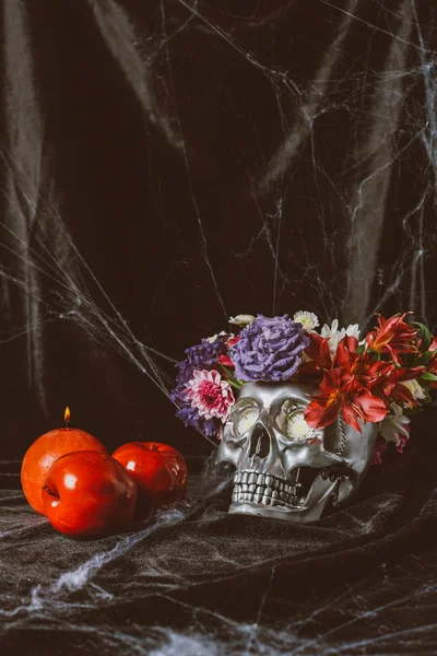Ασημένια Κρανίο Λουλούδια Κερί Και Μήλα Στο Μαύρο Ύφασμα Ιστό — Φωτογραφία Αρχείου