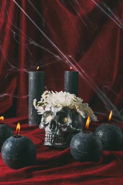 Cráneo Halloween Plateado Con Flores Velas Negras Sobre Tela Roja —  Fotos de Stock