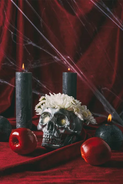 Zilveren Schedel Met Bloemen Kaarsen Appels Rode Doek Met Spinnenweb — Gratis stockfoto