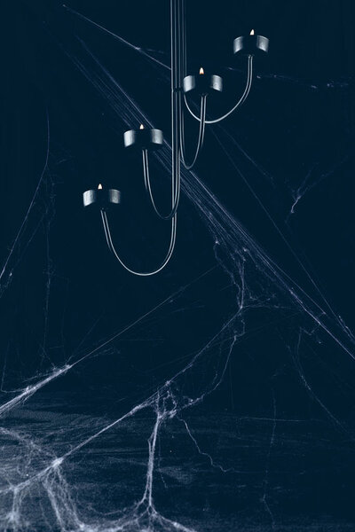 свечи в подсвечнике с паутиной, страшный декор Хэллоуина
