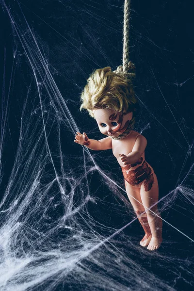 Assustador Sujo Boneca Pendurado Laço Escuro Com Aranha Web — Fotografia de Stock