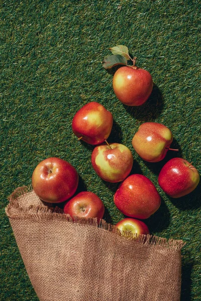 Top View Red Apples Sacking Cloth Green Grass — Free Stock Photo