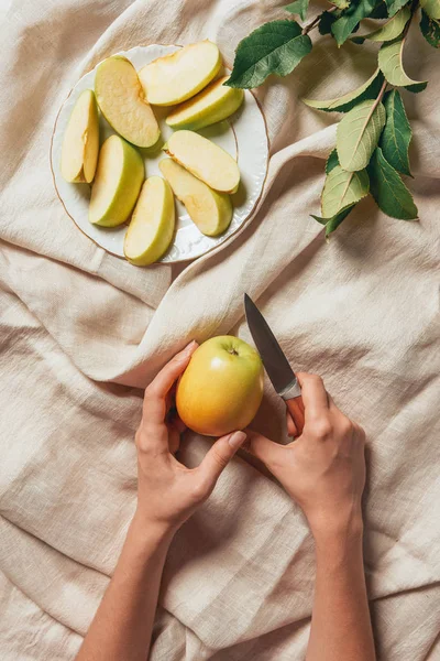 Vista Recortada Mujer Cortando Manzana Con Cuchillo Paño Saqueo — Foto de Stock