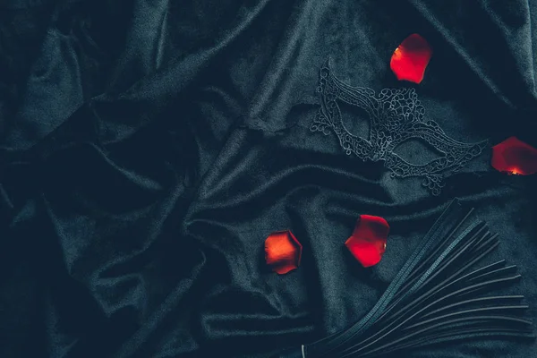 Üstten Görünüm Deri Kırbaç Gül Yaprakları Dantel Maskesi Siyah Kumaş — Stok fotoğraf