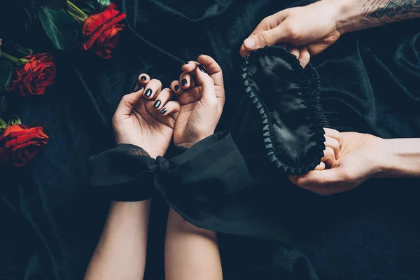 Обрезанный Снимок Женщины Связанными Руками Мужчина Черной Маске — стоковое фото
