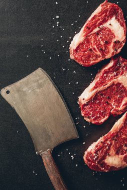 Mutfak yüzey üzerinde çiğ et biftek ve satır üstten görünüm 