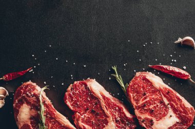 çiğ et biftek ve baharat mutfak yüzey üzerinde yükseltilmiş görünümü