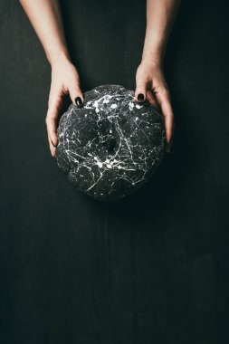 siyah kabak boya splatters ile halloween dekorasyon elinde tutan kadının kırpılmış görünümü 