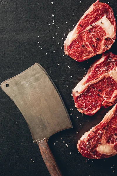 Top View Raw Meat Steaks Cleaver Surface Kitchen — Stock Photo, Image