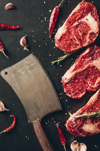 Vue Dessus Des Steaks Viande Crue Des Épices Fendoir Sur — Photo