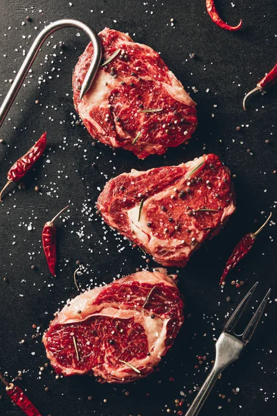 Ansicht Von Rohen Steaks Verstreuten Gewürzen Fleischgabel Und Metallhaken Auf — Stockfoto