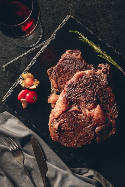 Draufsicht Auf Gekochte Steaks Auf Schneidebrettern Glas Rotwein Auf Tischplatte — Stockfoto