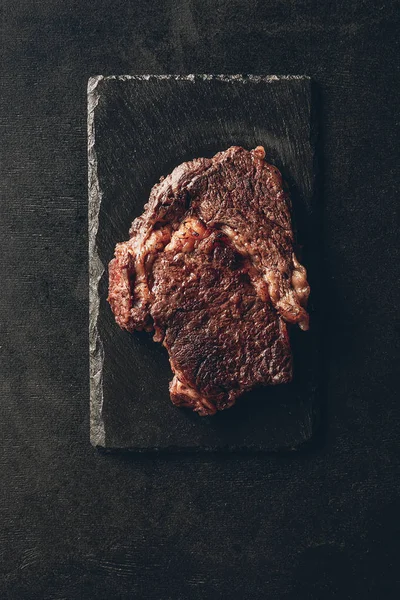 Felülnézet Sült Steak Fekete Fából Készült Táblán Konyhában — Stock Fotó