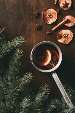 üstten görünüm geleneksel Noel baharat Çamın dalları ile ahşap arka plan üzerinde şarap mulled
