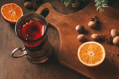 baharat ve ahşap arka plan cam bardakta portakal ile sıcak mulled şarap