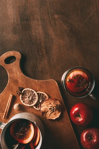 Blick Von Oben Auf Hausgemachten Glühwein Mit Gewürzen Und Äpfeln — Stockfoto