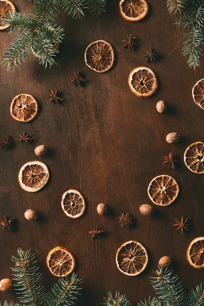 Draufsicht Auf Getrocknete Orangenscheiben Anissterne Und Muskatnusskerne Auf Holzgrund Mit — Stockfoto