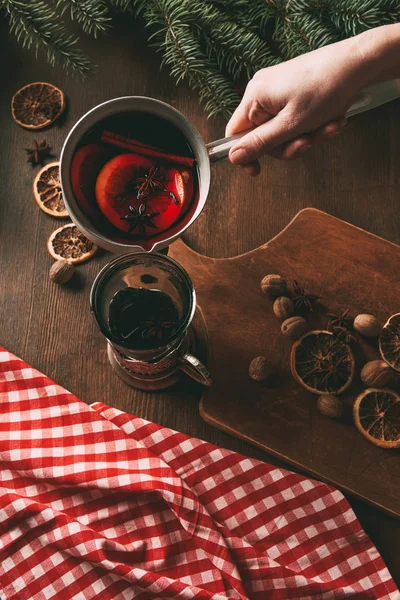 Partial View Person Pouring Hot Spiced Wine Glass — Free Stock Photo