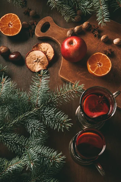 Warme Glühwein Glazen Bekers Met Vruchten Kruiden Houten Achtergrond Met — Stockfoto