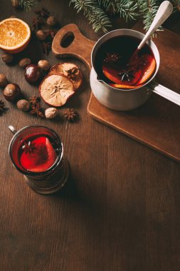 ahşap arka plan üzerinde baharatlar ile tencere ve cam fincan sıcak mulled şarap