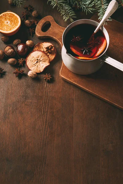 Ζεστό Πικάντικο Κρασί Κατσαρόλα Χριστούγεννα Μπαχαρικά Φόντο Ξύλινη — Φωτογραφία Αρχείου