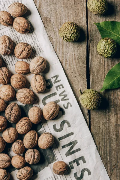 Top View Brown Green Walnuts Business Newspaper Wooden Table — Stock Photo, Image