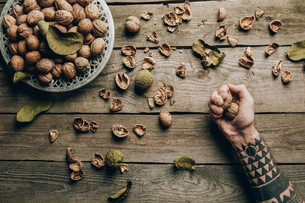 Cropped Shot Person Holding Raw Ripe Walnuts Wooden Table — Stock Photo, Image