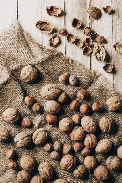 Top View Hazelnuts Walnuts Sackcloth Wooden Table — Stock Photo, Image