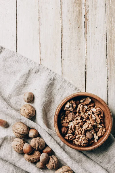 Top View Hazelnuts Walnuts Cloth Plate Wooden Table — Stock Photo, Image