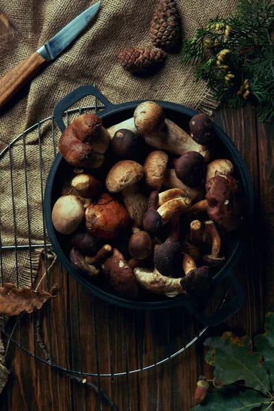 Bovenaanzicht Van Geassorteerde Rauwe Champignons Pan Mes Zak Houten Tafel — Stockfoto