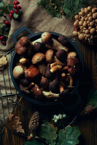 Top View Fresh Edible Mushrooms Pan Wooden Table — Stock Photo, Image