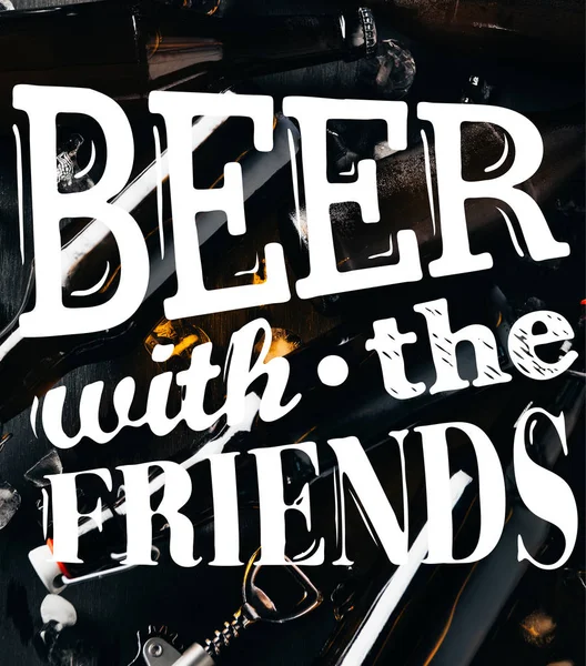 병따개 맥주와 아이스 영감과 어두운 테이블에 — 스톡 사진