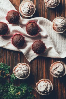 lezzetli fırında kek ve masa örtüsü yükseltilmiş görünümünü ekmek ahşap tablo